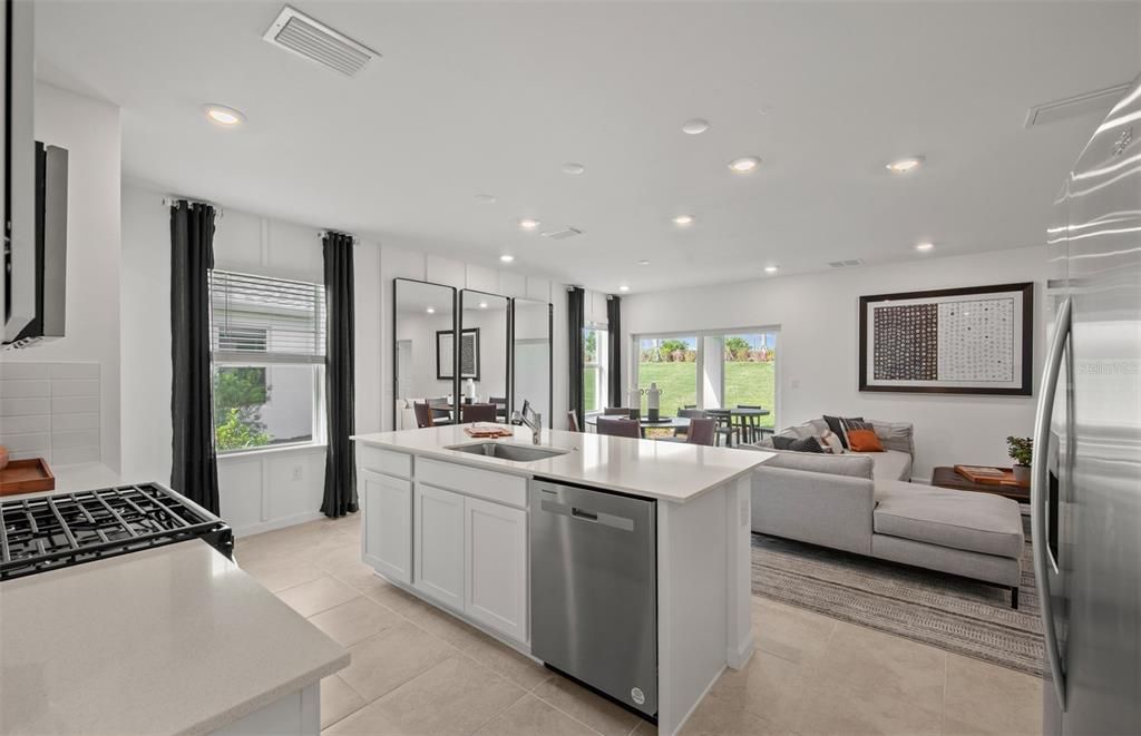 На продажу: $397,795 (4 спален, 2 ванн, 1580 Квадратных фут)