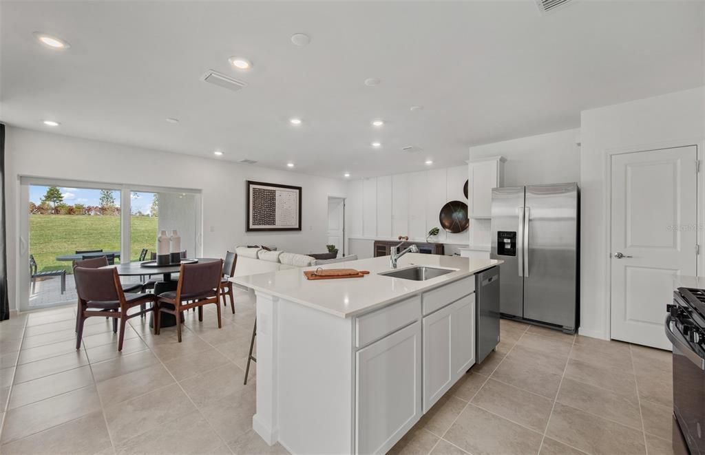 На продажу: $397,795 (4 спален, 2 ванн, 1580 Квадратных фут)