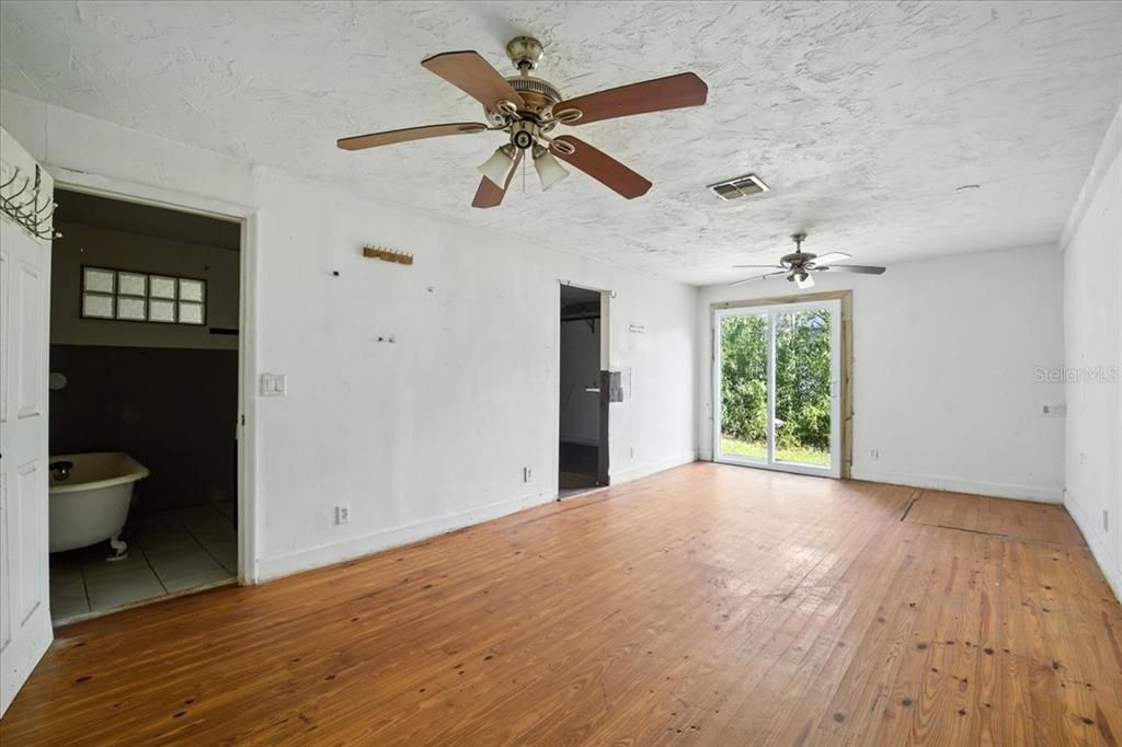 For Sale: $160,000 (3 beds, 3 baths, 2348 Square Feet)