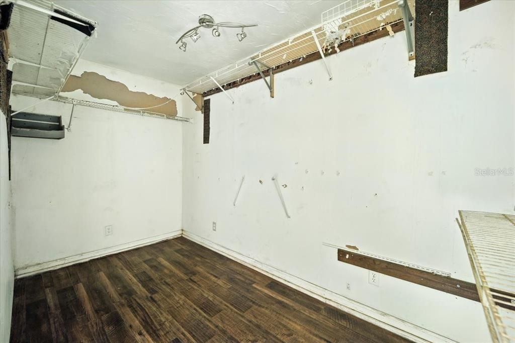 For Sale: $160,000 (3 beds, 3 baths, 2348 Square Feet)