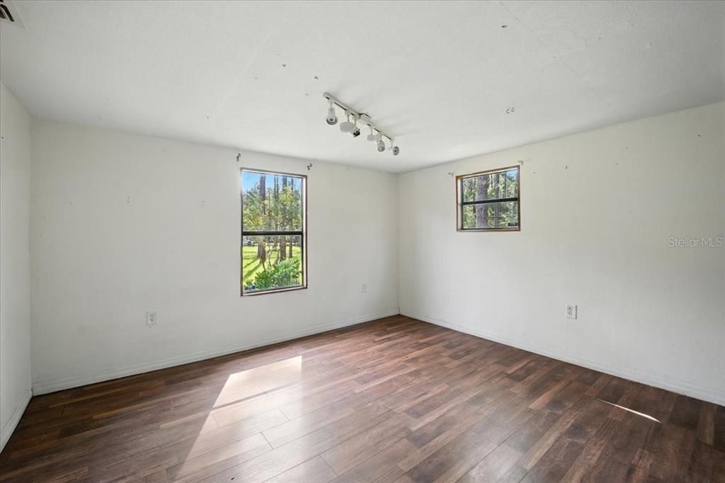 For Sale: $160,000 (3 beds, 3 baths, 2348 Square Feet)