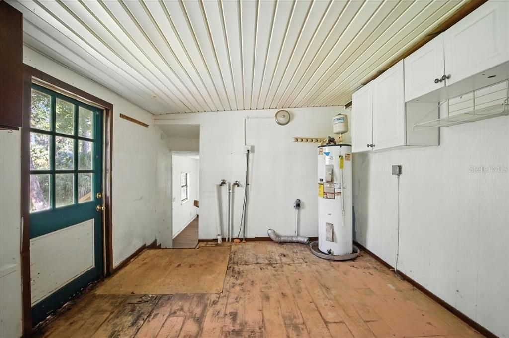 For Sale: $160,000 (3 beds, 3 baths, 2348 Square Feet)