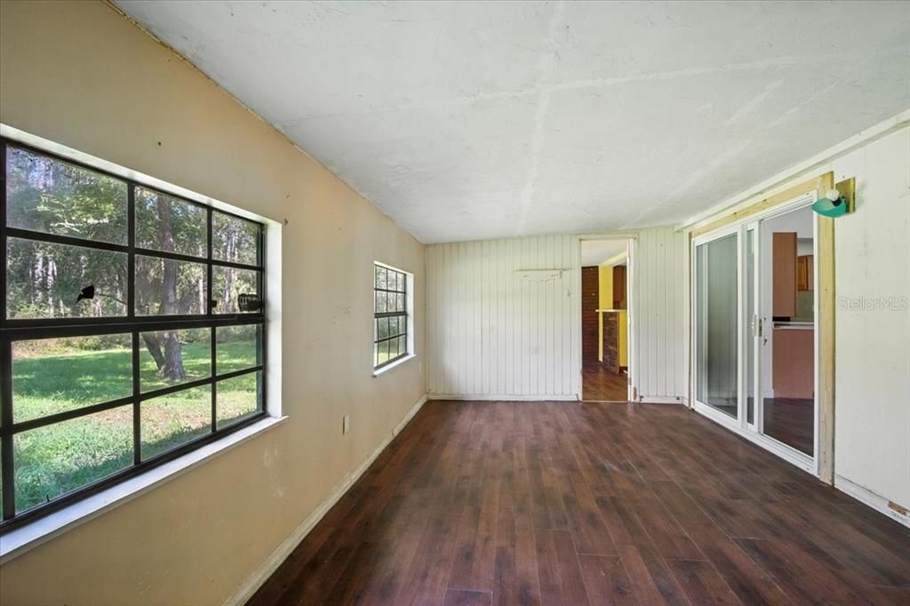 For Sale: $160,000 (3 beds, 3 baths, 2348 Square Feet)