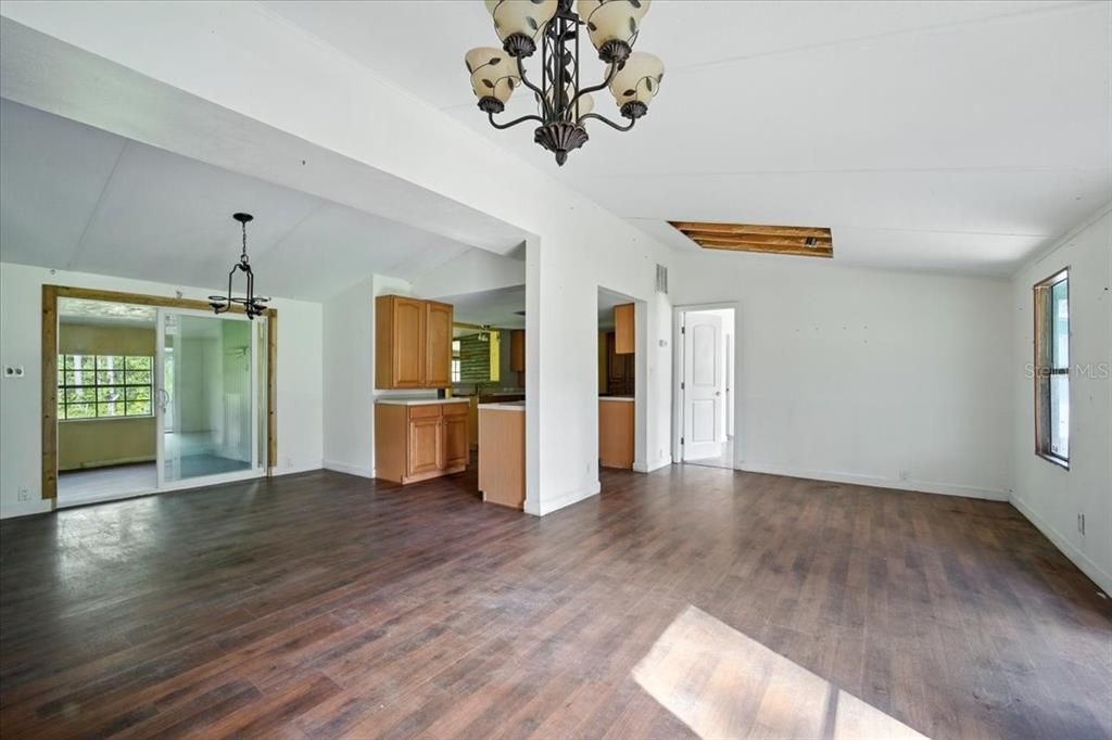 For Sale: $160,000 (3 beds, 3 baths, 2348 Square Feet)