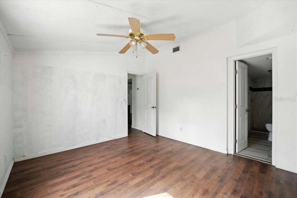 For Sale: $160,000 (3 beds, 3 baths, 2348 Square Feet)