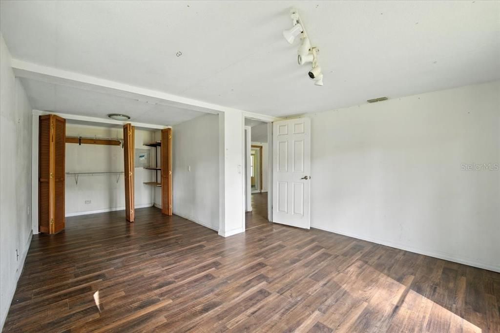 For Sale: $160,000 (3 beds, 3 baths, 2348 Square Feet)