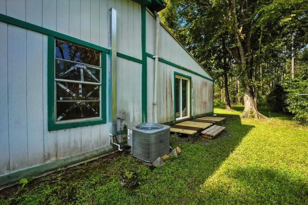 For Sale: $160,000 (3 beds, 3 baths, 2348 Square Feet)