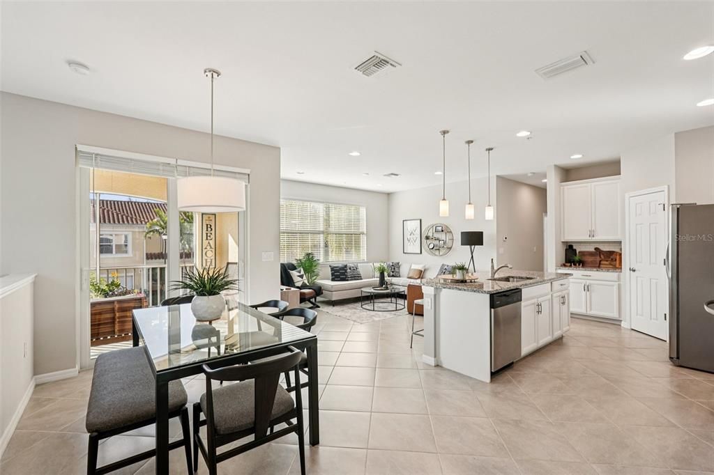 待售: $305,000 (2 贝兹, 2 浴室, 1135 平方英尺)