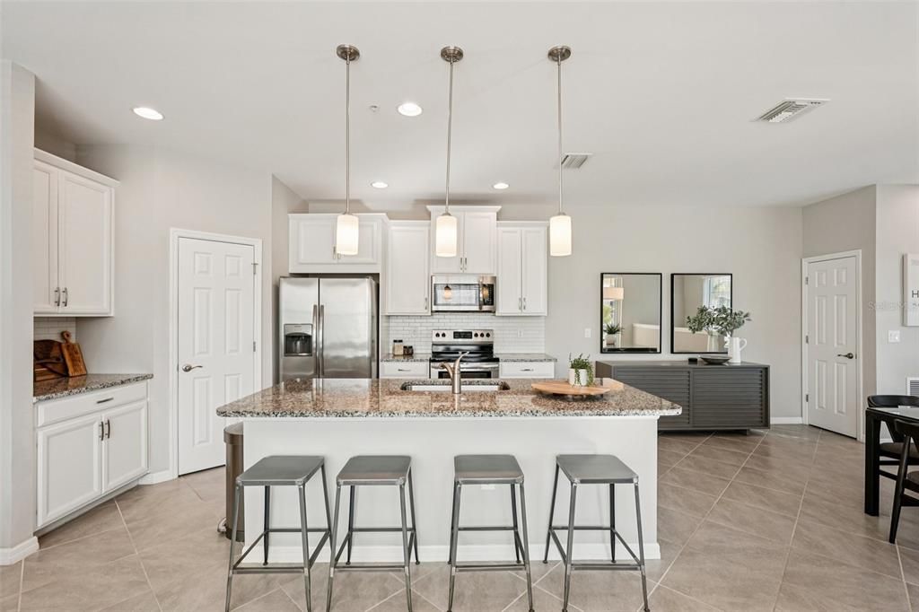 待售: $305,000 (2 贝兹, 2 浴室, 1135 平方英尺)