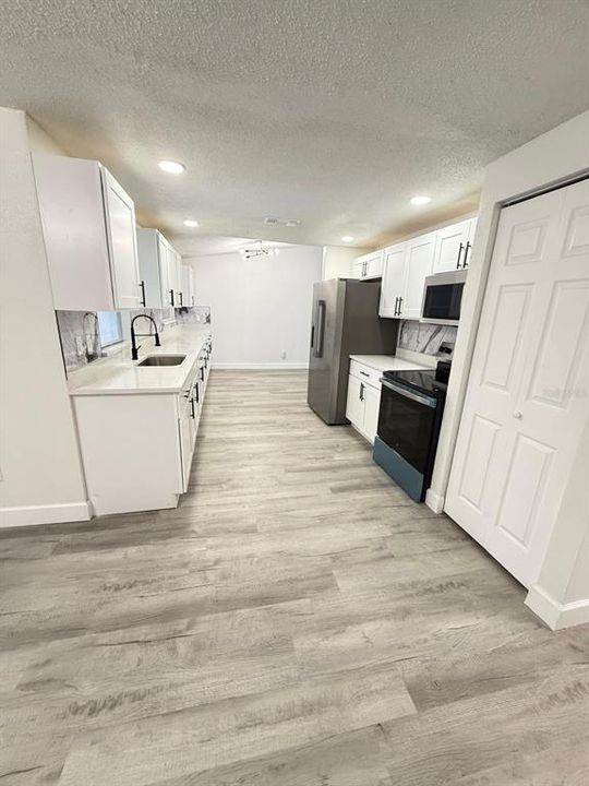 待售: $460,000 (4 贝兹, 2 浴室, 2068 平方英尺)