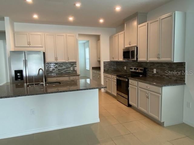 В аренду: $2,600 (4 спален, 3 ванн, 2399 Квадратных фут)