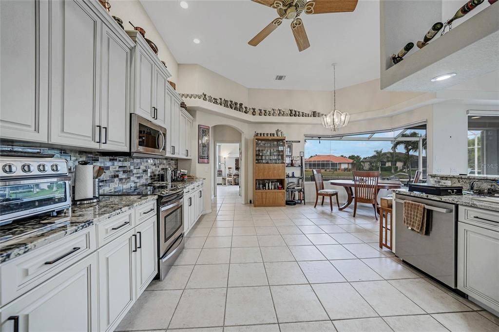 For Sale: $900,000 (3 beds, 2 baths, 3008 Square Feet)