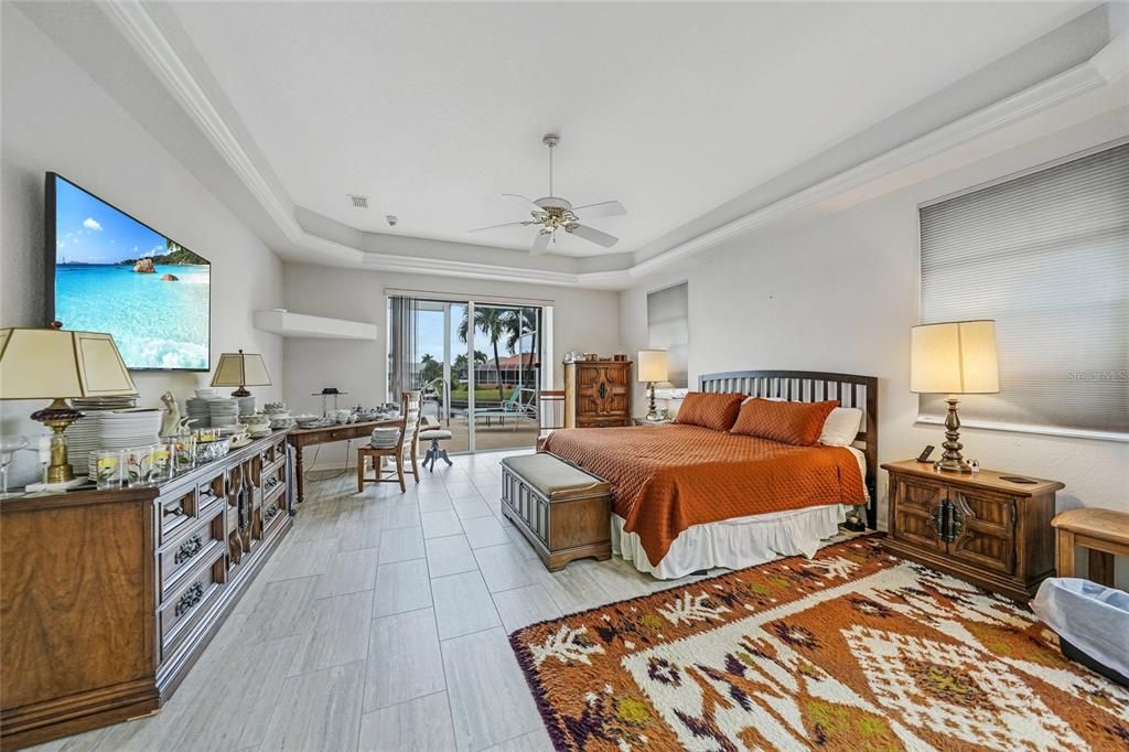 For Sale: $900,000 (3 beds, 2 baths, 3008 Square Feet)