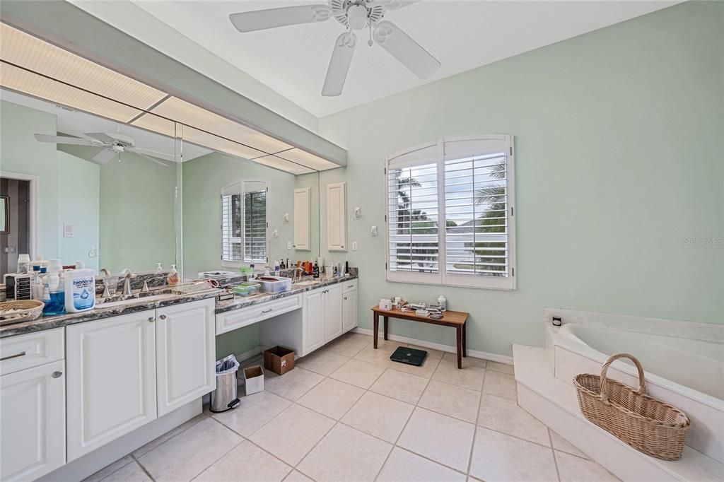 For Sale: $900,000 (3 beds, 2 baths, 3008 Square Feet)