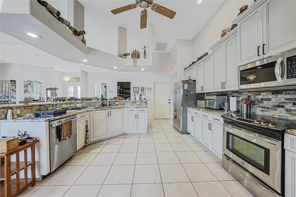 For Sale: $900,000 (3 beds, 2 baths, 3008 Square Feet)