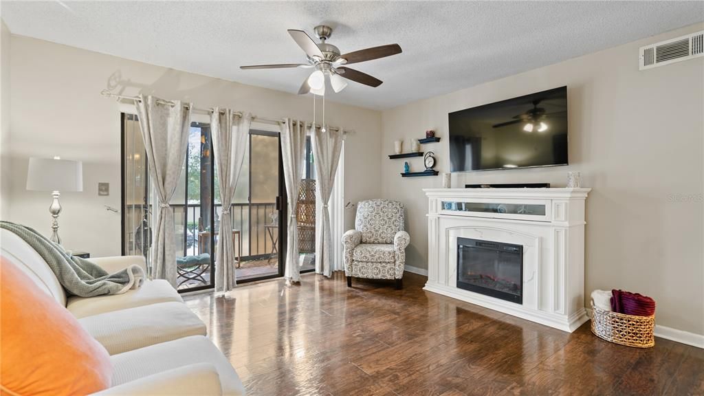 For Sale: $239,900 (2 beds, 2 baths, 1069 Square Feet)