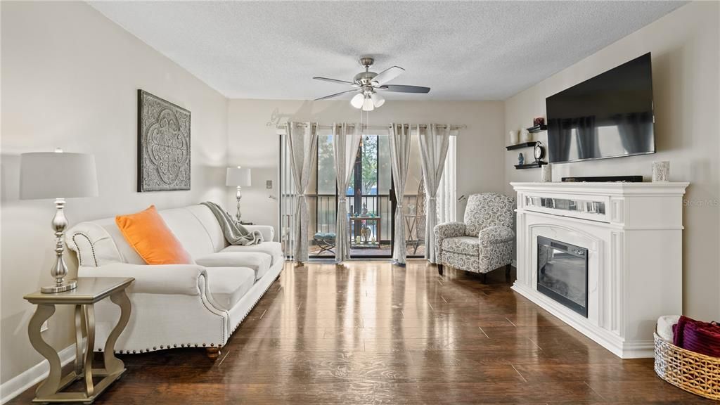 For Sale: $239,900 (2 beds, 2 baths, 1069 Square Feet)