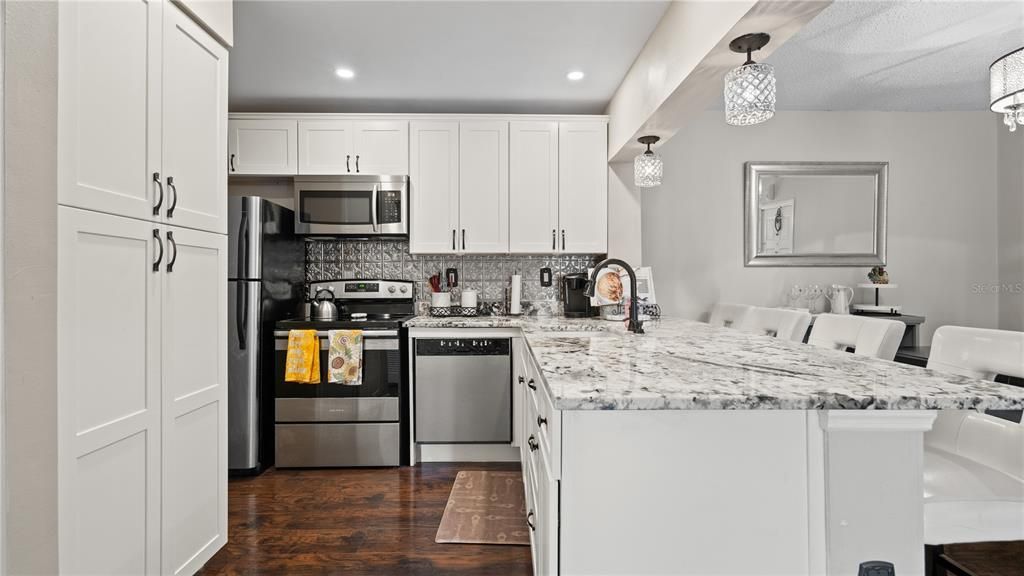 For Sale: $239,900 (2 beds, 2 baths, 1069 Square Feet)