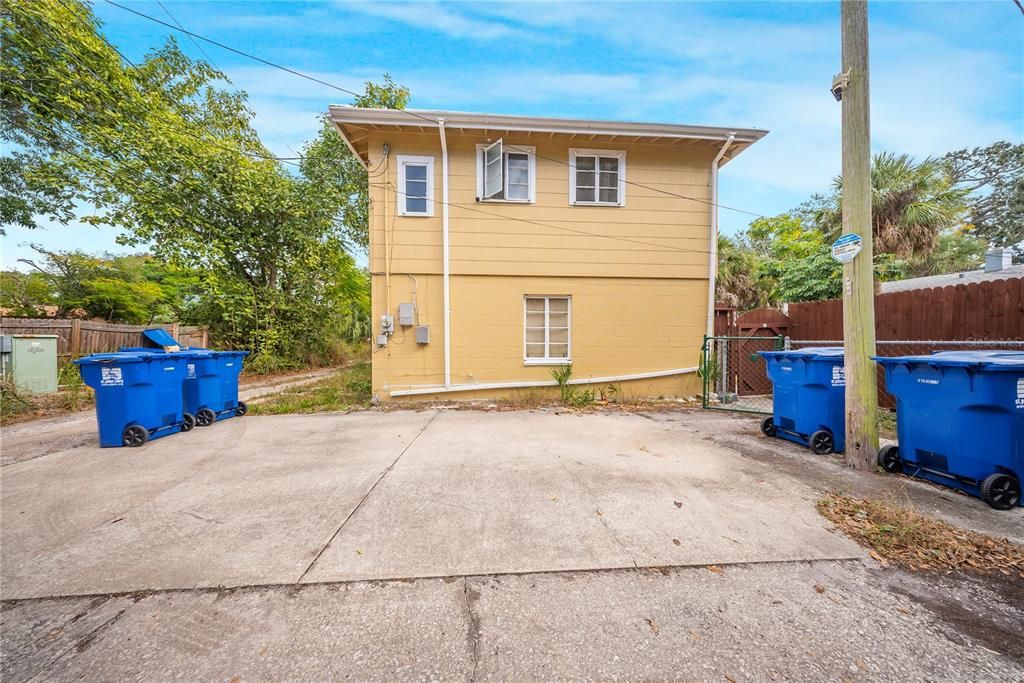 En Venta: $369,000 (4 camas, 3 baños, 1324 Pies cuadrados)