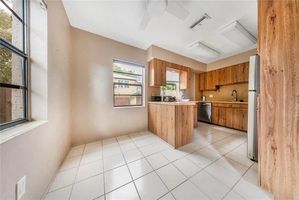 En Venta: $369,000 (4 camas, 3 baños, 1324 Pies cuadrados)