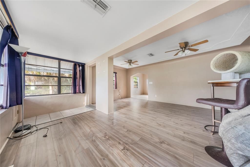 En Venta: $369,000 (4 camas, 3 baños, 1324 Pies cuadrados)