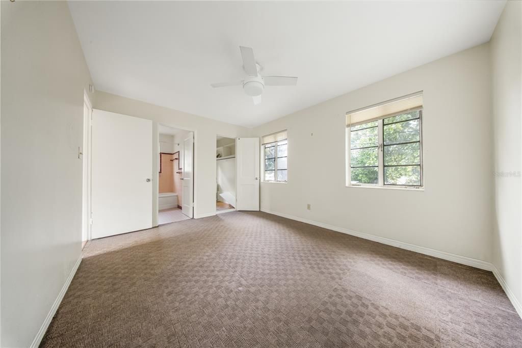 En Venta: $369,000 (4 camas, 3 baños, 1324 Pies cuadrados)