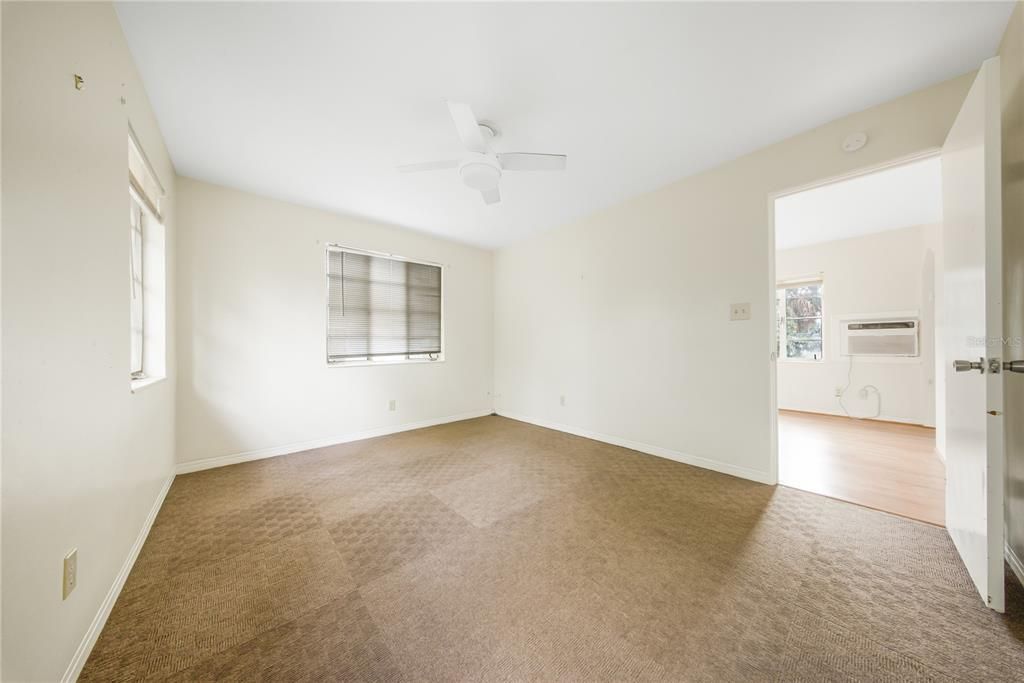 En Venta: $369,000 (4 camas, 3 baños, 1324 Pies cuadrados)