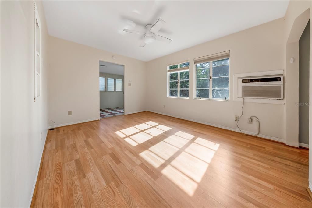 En Venta: $369,000 (4 camas, 3 baños, 1324 Pies cuadrados)