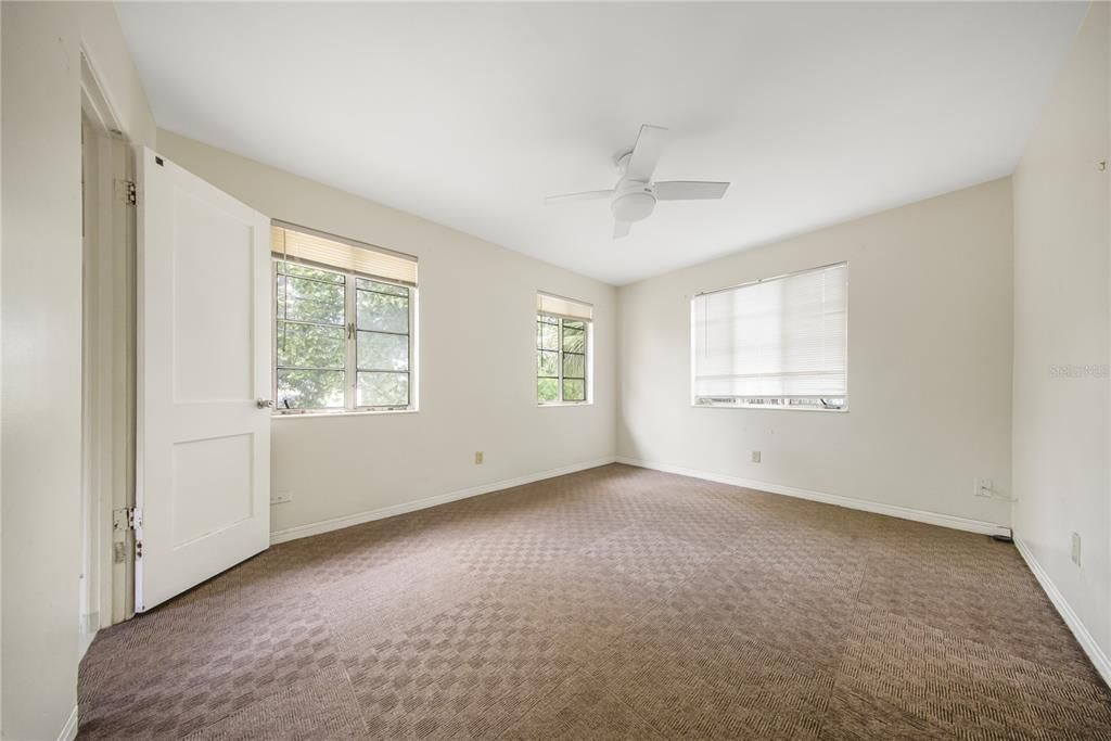 En Venta: $369,000 (4 camas, 3 baños, 1324 Pies cuadrados)