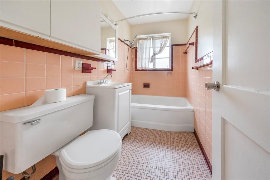 En Venta: $369,000 (4 camas, 3 baños, 1324 Pies cuadrados)