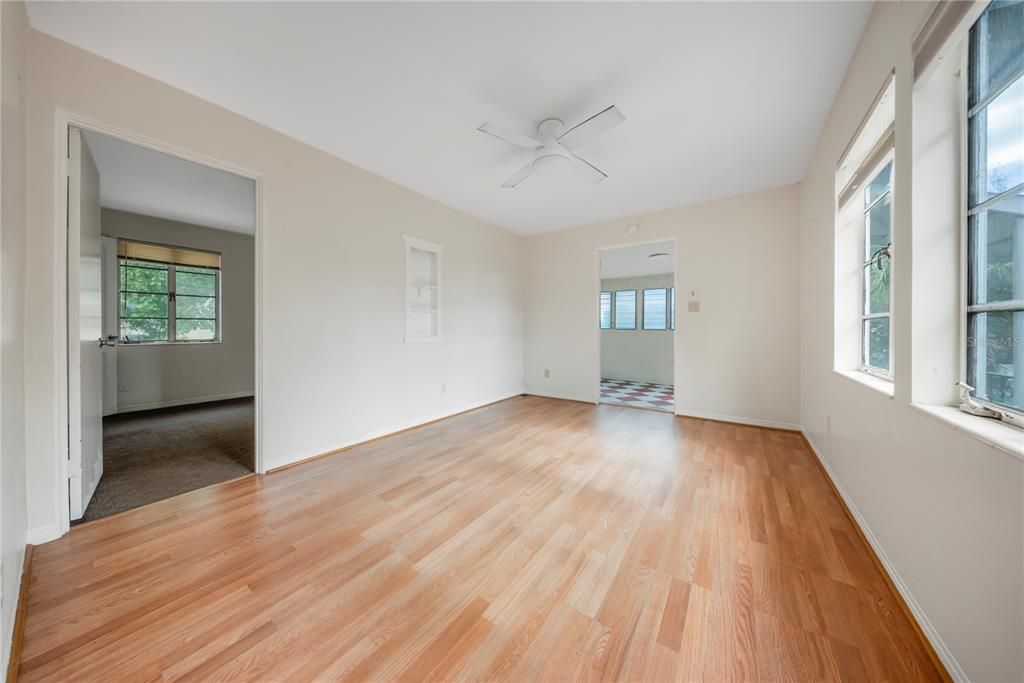 En Venta: $369,000 (4 camas, 3 baños, 1324 Pies cuadrados)