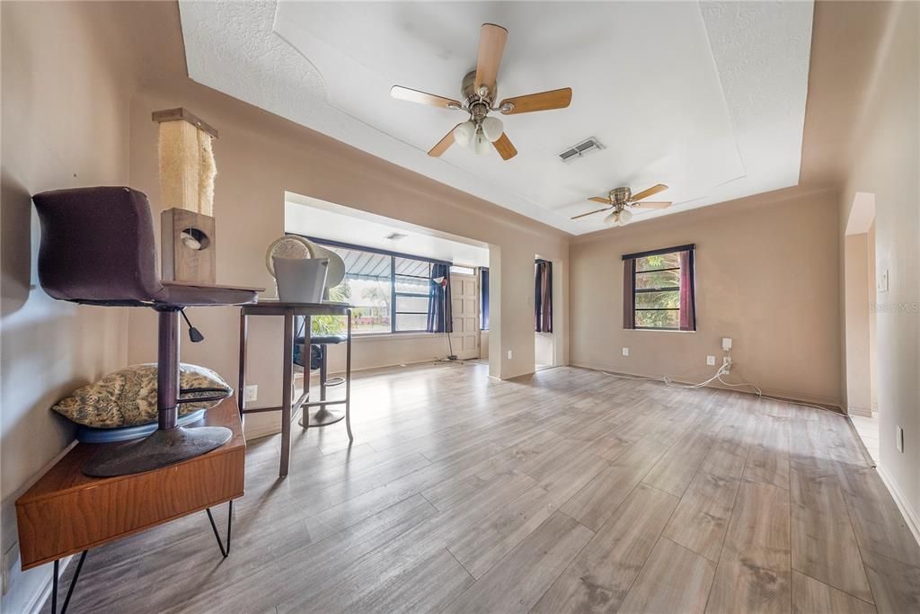 En Venta: $369,000 (4 camas, 3 baños, 1324 Pies cuadrados)