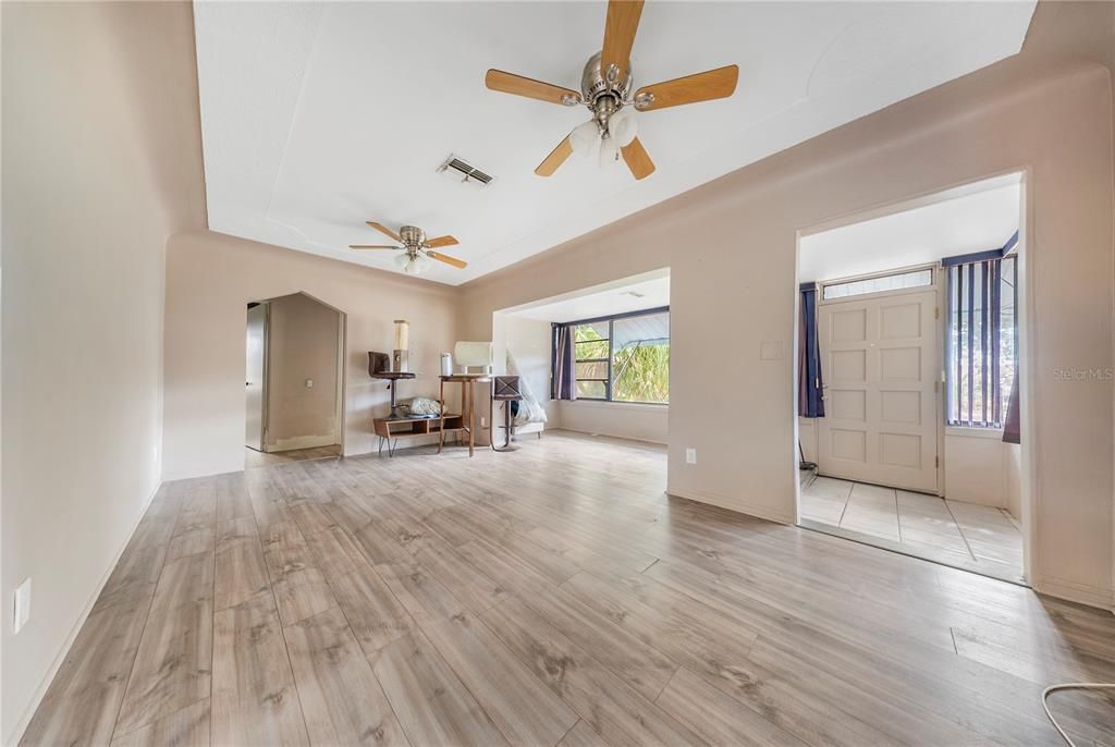 En Venta: $369,000 (4 camas, 3 baños, 1324 Pies cuadrados)