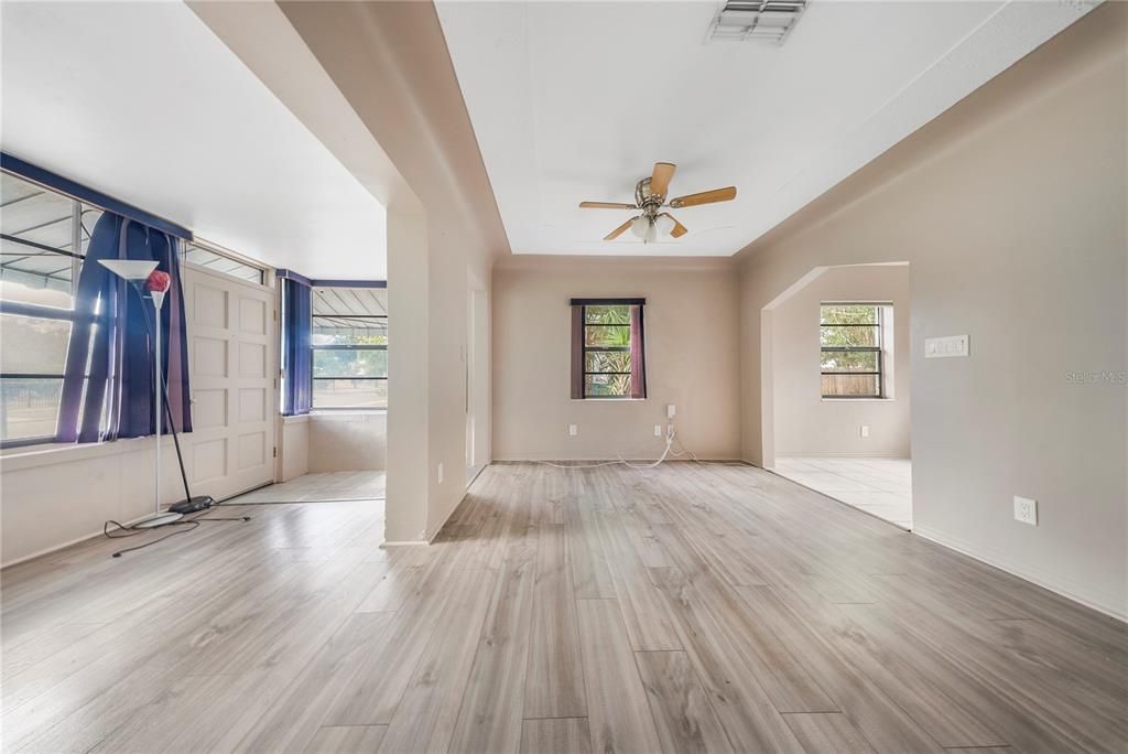 En Venta: $369,000 (4 camas, 3 baños, 1324 Pies cuadrados)