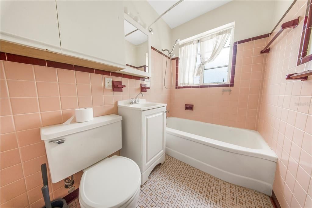 En Venta: $369,000 (4 camas, 3 baños, 1324 Pies cuadrados)