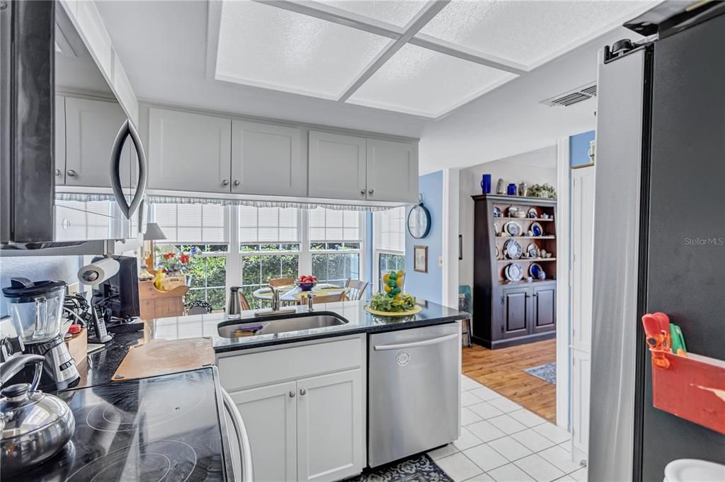 待售: $340,000 (2 贝兹, 2 浴室, 1220 平方英尺)