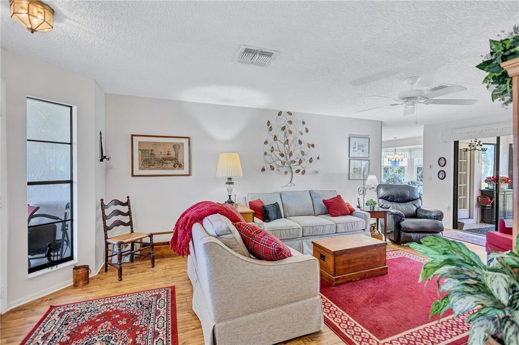 待售: $340,000 (2 贝兹, 2 浴室, 1220 平方英尺)