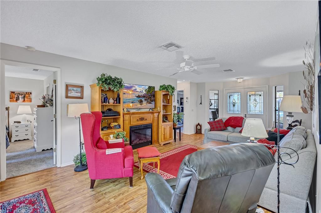 待售: $340,000 (2 贝兹, 2 浴室, 1220 平方英尺)