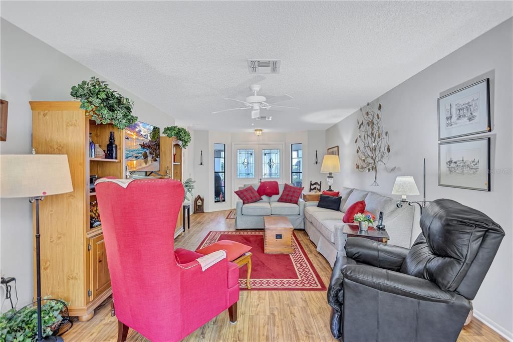 待售: $340,000 (2 贝兹, 2 浴室, 1220 平方英尺)