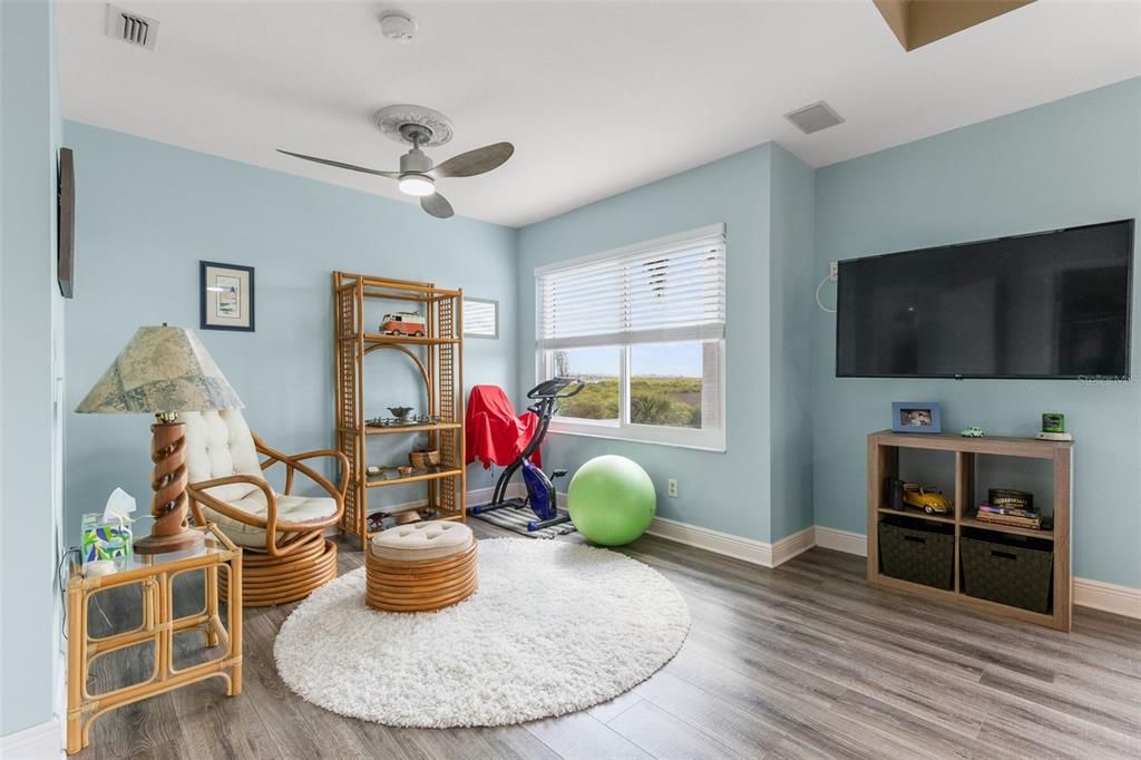 En Venta: $999,900 (3 camas, 3 baños, 2404 Pies cuadrados)