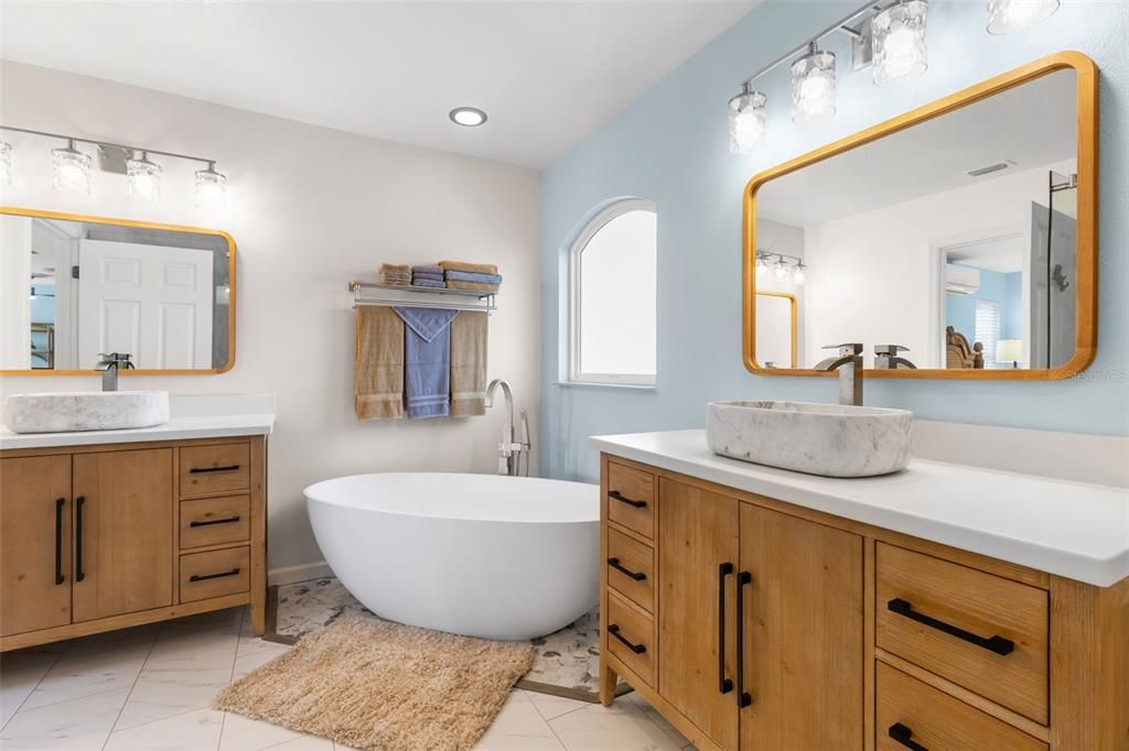 En Venta: $999,900 (3 camas, 3 baños, 2404 Pies cuadrados)