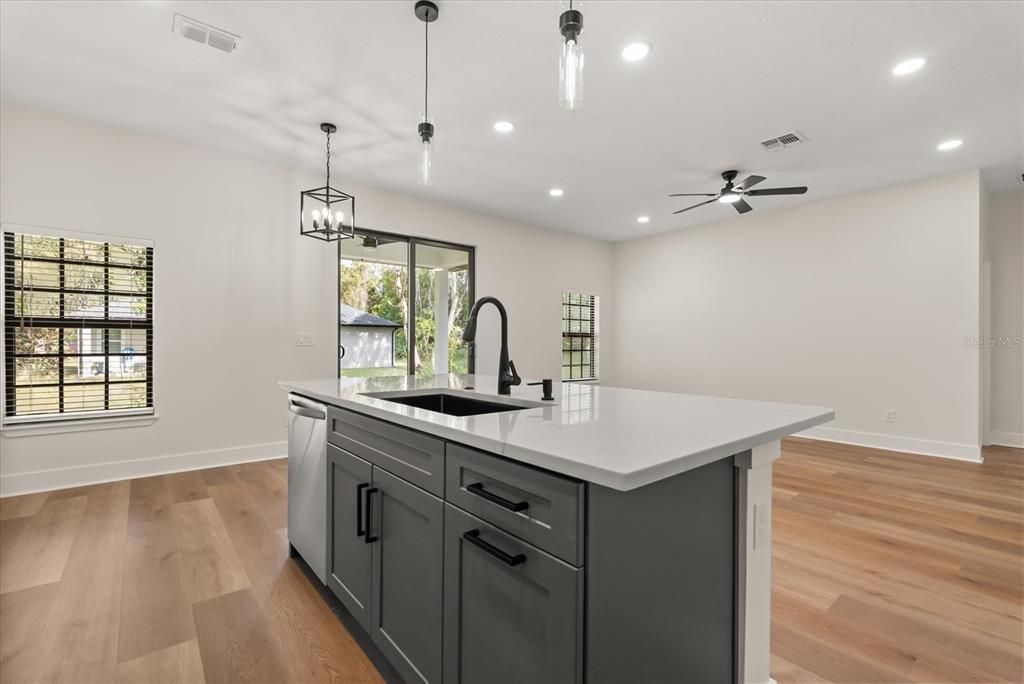 En Venta: $399,500 (3 camas, 2 baños, 1570 Pies cuadrados)