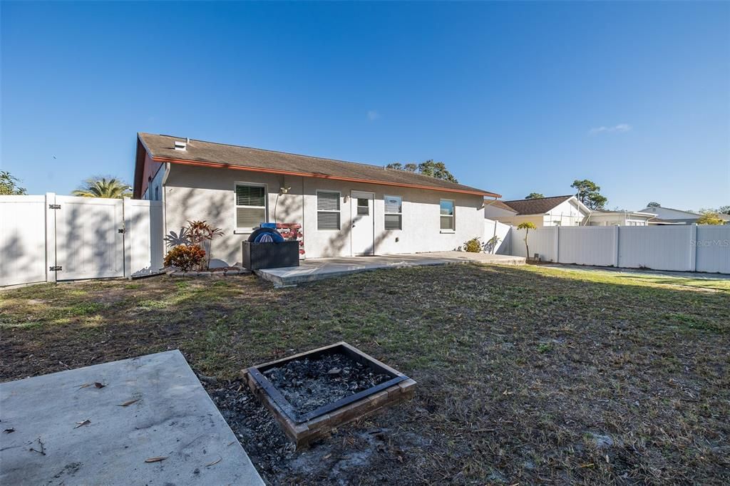 待售: $225,000 (2 贝兹, 1 浴室, 975 平方英尺)