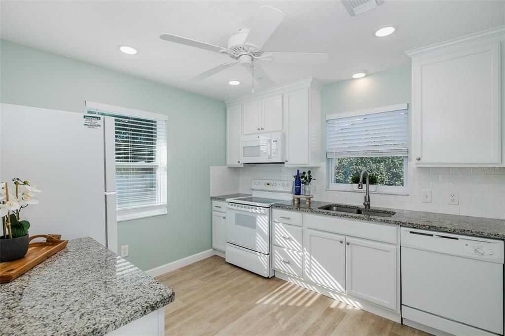 待售: $225,000 (2 贝兹, 1 浴室, 975 平方英尺)