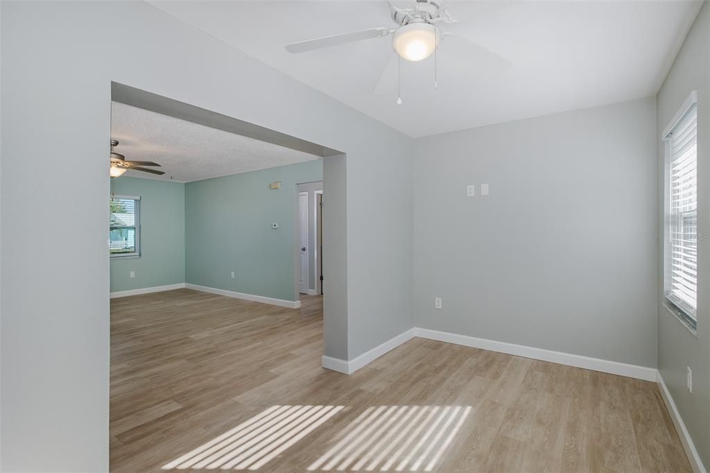 待售: $225,000 (2 贝兹, 1 浴室, 975 平方英尺)