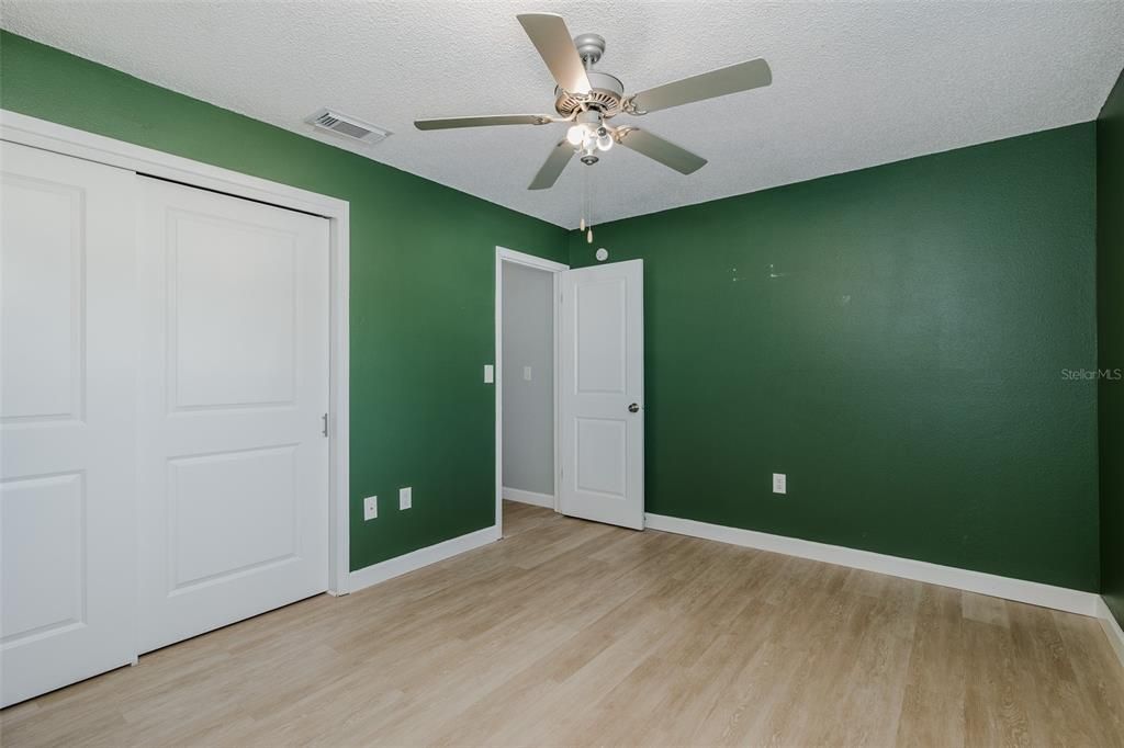 待售: $225,000 (2 贝兹, 1 浴室, 975 平方英尺)