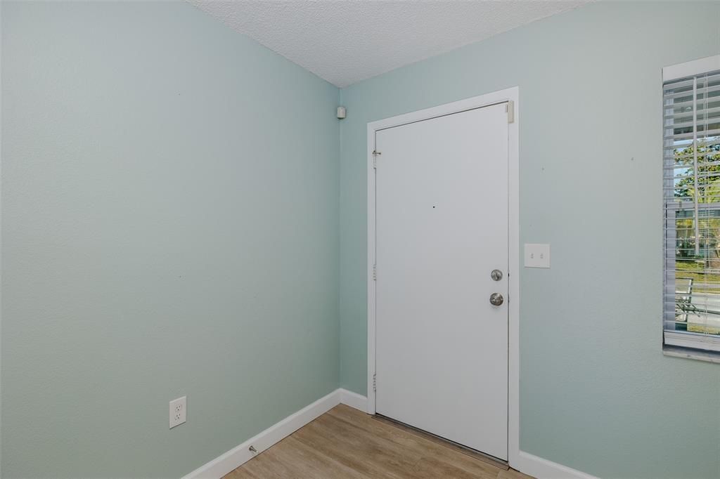 待售: $225,000 (2 贝兹, 1 浴室, 975 平方英尺)