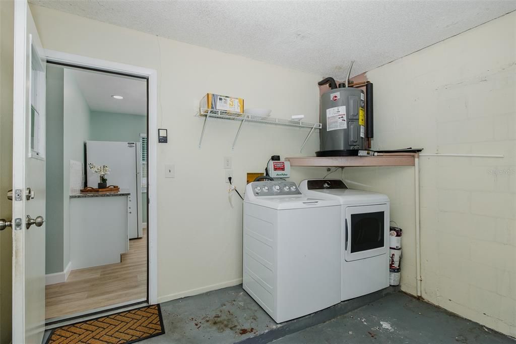 待售: $225,000 (2 贝兹, 1 浴室, 975 平方英尺)