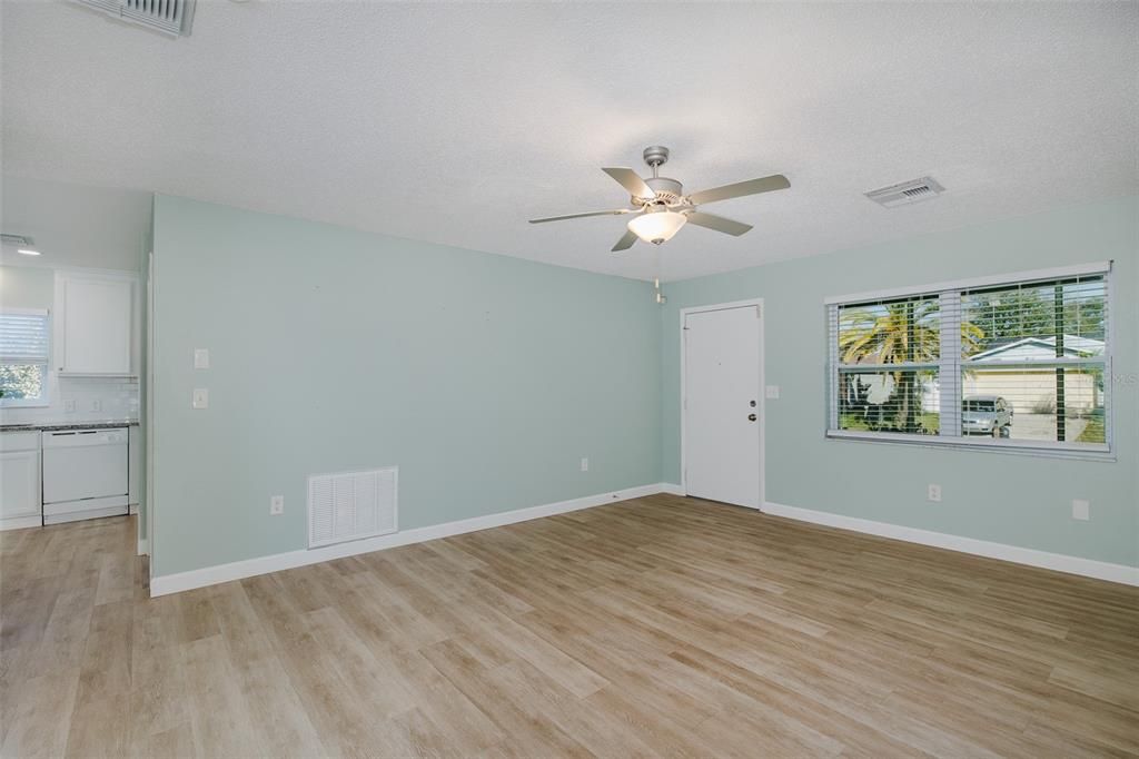 待售: $225,000 (2 贝兹, 1 浴室, 975 平方英尺)