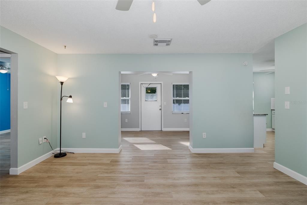 待售: $225,000 (2 贝兹, 1 浴室, 975 平方英尺)